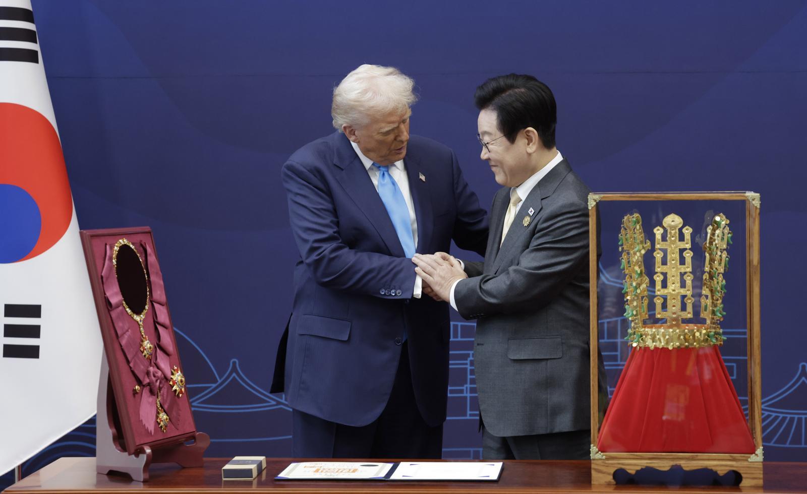 이재명 대통령이 29일 경북 경주박물관에서 도널드 트럼프 미국 대통령에게 무궁화 대훈장을 수여하고 악수하고 있다. 2025.10.29. 뉴시스