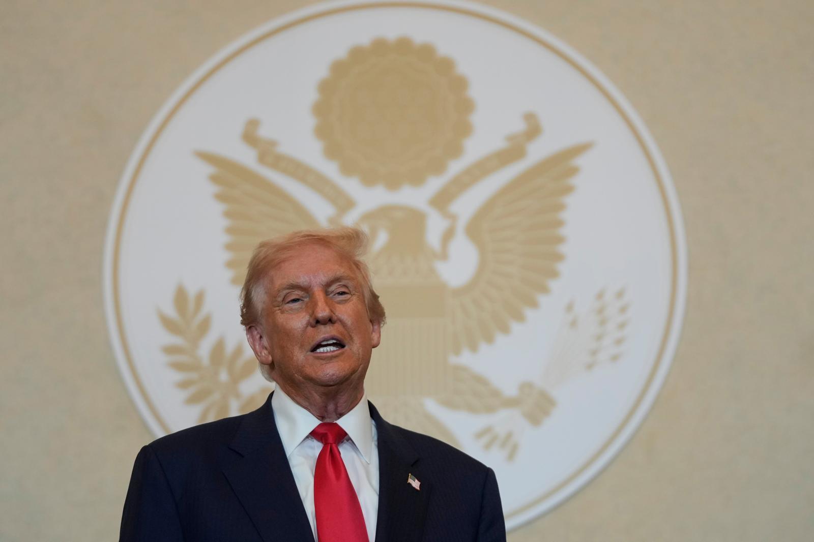 [도쿄=AP/뉴시스]도널드 트럼프 미 대통령이 28일 일본 도쿄에서 열린 만찬 행사에서 일본 재계 지도자들과 대화하고 있다. 그는 “내가 여러분들의 든든한 지원군이 될 것이다. 미 내각 관계자들과의 대화에서 진전을 이루지 못한다면 내게 전화해 달라. 필요하다면 내가 그들을 무시할 것”이라고 말했다 2025.10.28.