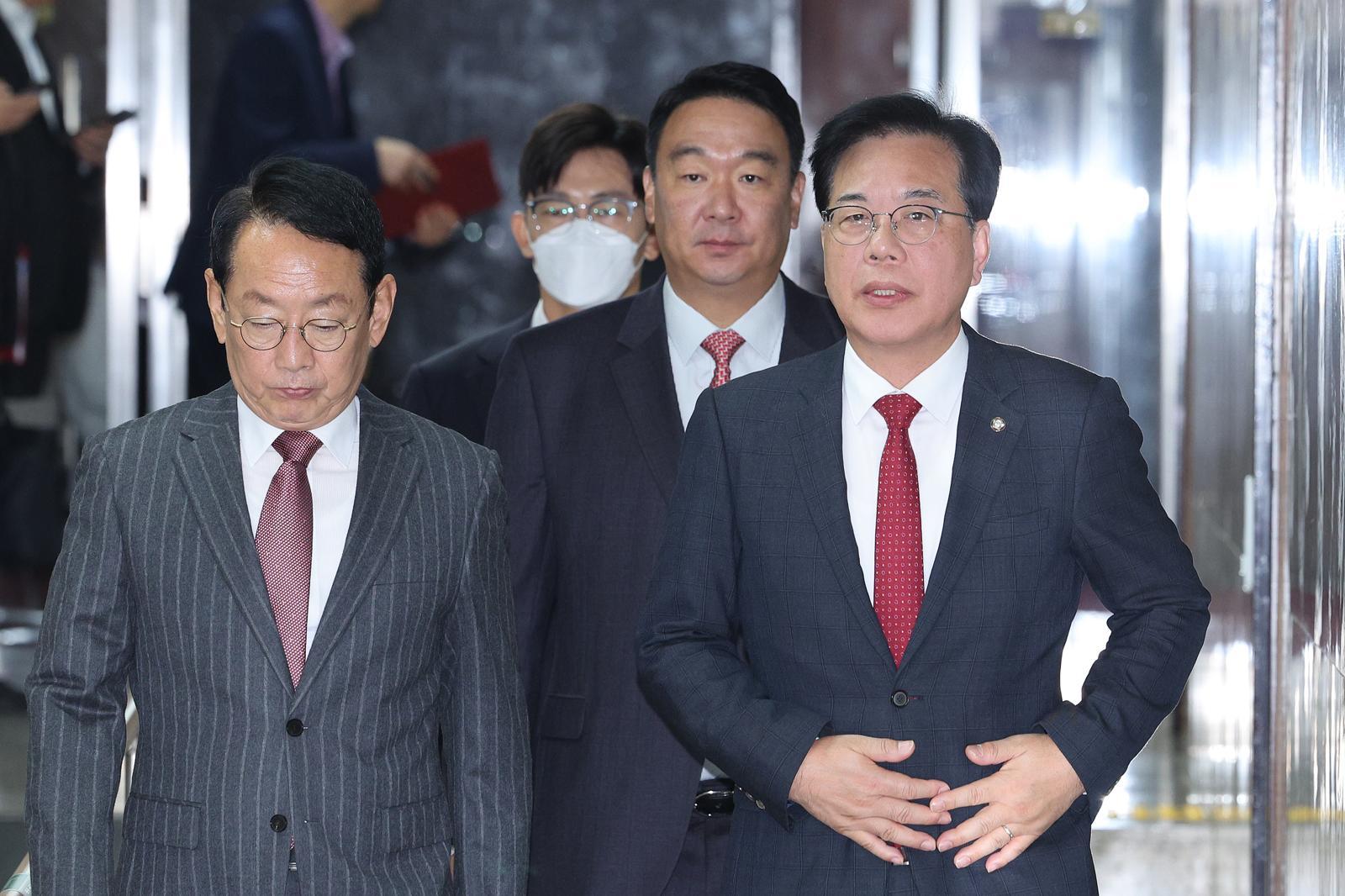 송언석 국민의힘 원내대표가 7일 서울 여의도 국회에서 열린 원내대책회의에 참석하고 있다. 뉴스1