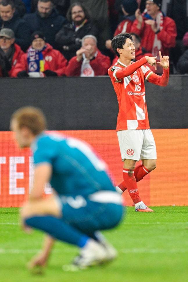 FSV 마인츠 05(독일)의 이재성(오른쪽)이 6일(현지 시간) 독일 마인츠의 메바 아레나에서 열린 유럽축구연맹(UEFA) 콘퍼런스리그(UECL) 리그 페이즈 3차전 피오렌티나(이탈리아)와 경기 후반 추가시간 극장 결승 골을 넣은 뒤 세리머니하고 있다. 이재성은 37분을 소화하며 1골 1도움으로 팀의 2-1 승리를 이끌었다. 2025.11.07 마인츠=AP 뉴시스