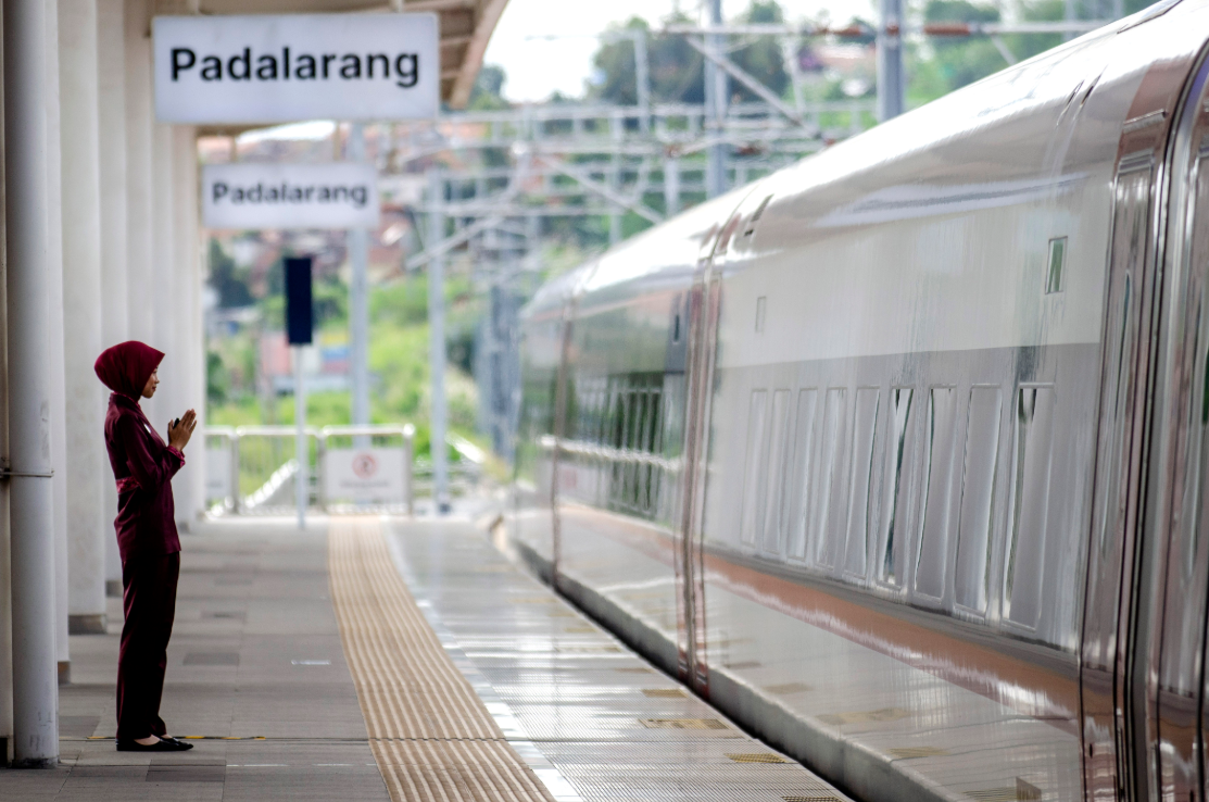인도네시아 파달라랑역에서 출발한 고속열차를 향해 역무원이 인사를 하고 있다. 신화통신 뉴시스
