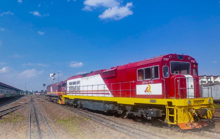 케냐가 중국 수출입은행 대출로 건설한 표준궤철도의 모습. 원래 계획과 달리 철도는 우간다까지 연결되지 못한 채 허허벌판에서 끝난다. 현지에서 ‘아무 데도 가지 않는 철도’로 불리는 이유다. 케냐 철도 공식 페이스북