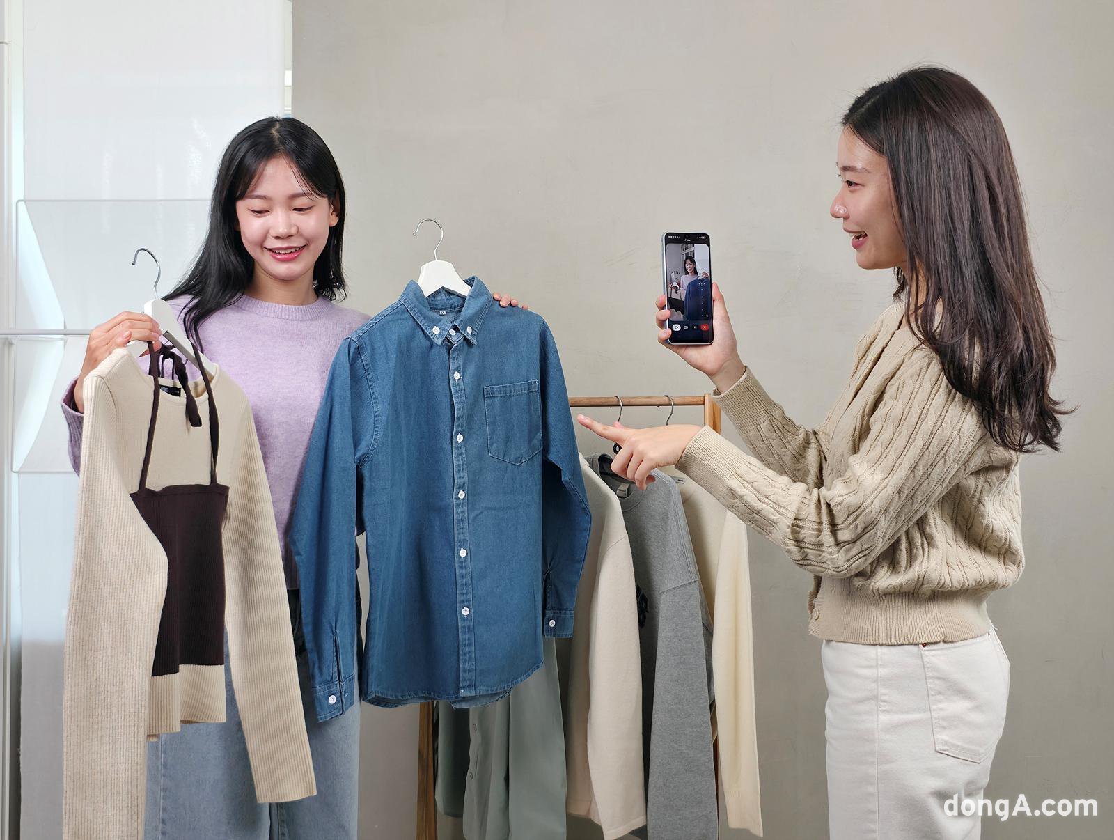 삼성전자 갤럭시 A17 LTE에 탑재된 제미나이 라이브 AI 기능을 사용해 옷차림을 추천받는 모습