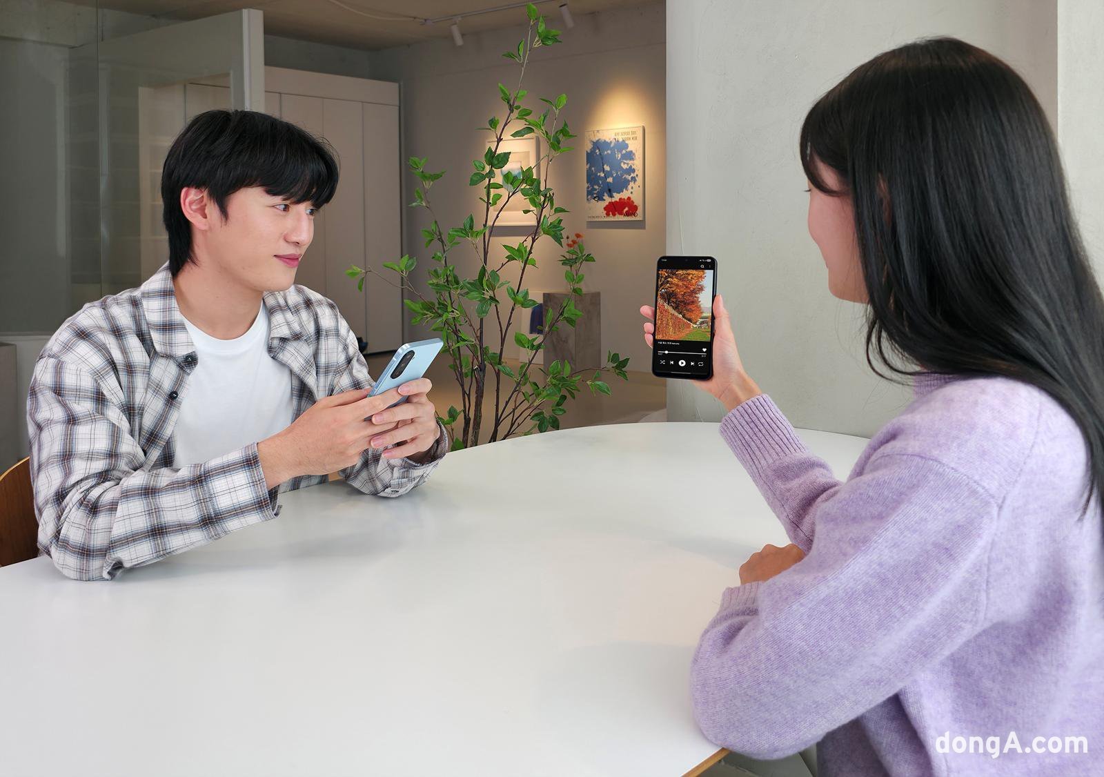 삼성전자 갤럭시 A17 LTE로 영상을 시청하는 모습