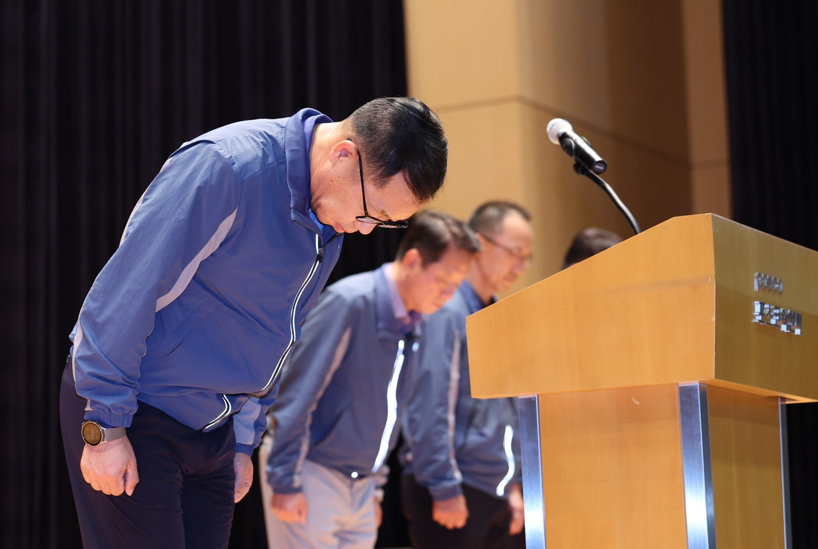 정희민 당시 포스코이앤씨 대표이사 사장이 29일 오후 인천 연수구 포스코이앤씨 인천 송도사옥에서 지난 28일 경남 함양~창녕 고속도로 현장에서 발생한 중대재해와 관련해 고개숙여 사과하고 있다. . 2025.07.29 뉴시스