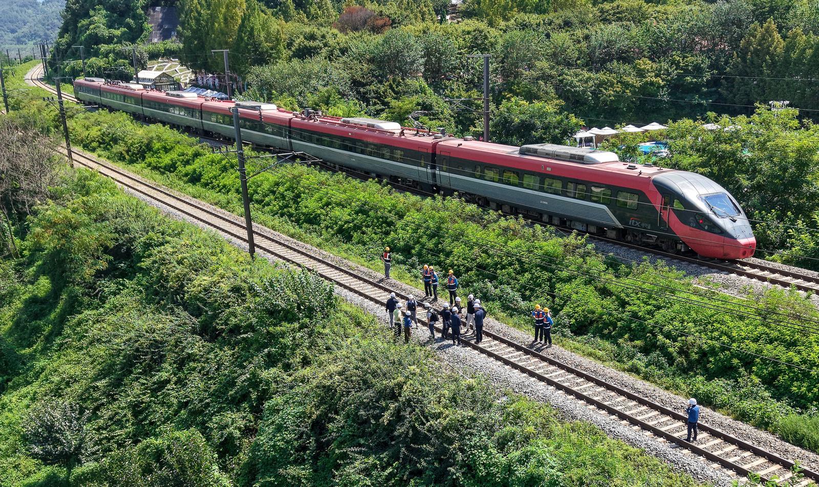 무궁화호 열차가 선로 인근에서 작업 중이던 근로자 7명을 치는 사고가 발생한 19일 경북 청도군 화양읍 삼신리 경부선 철로에서 경찰과 소방, 코레일 등 관계들이 사고가 난 현장을 조사하고 있다. 2025.08.19 뉴시스