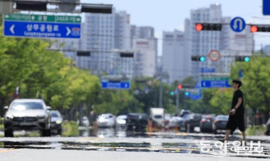 폭염에 이글거리는 도로.찜통더위가 계속되고 있는 7월 1일 도로가 햇볕에 달궈지며 아지랭이가 피어오르고 있다. 박영철 기자 skyblue@donga.com