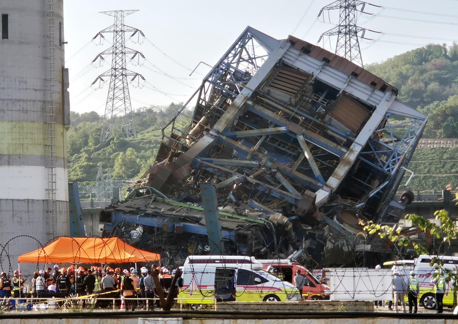 6일 오후 울산 남구 용잠로 동서발전 울산화력발전소에서 붕괴 사고가 발생해 소방 당국이 구조 작업에 나서고 있다. 2025.11.6 뉴스1