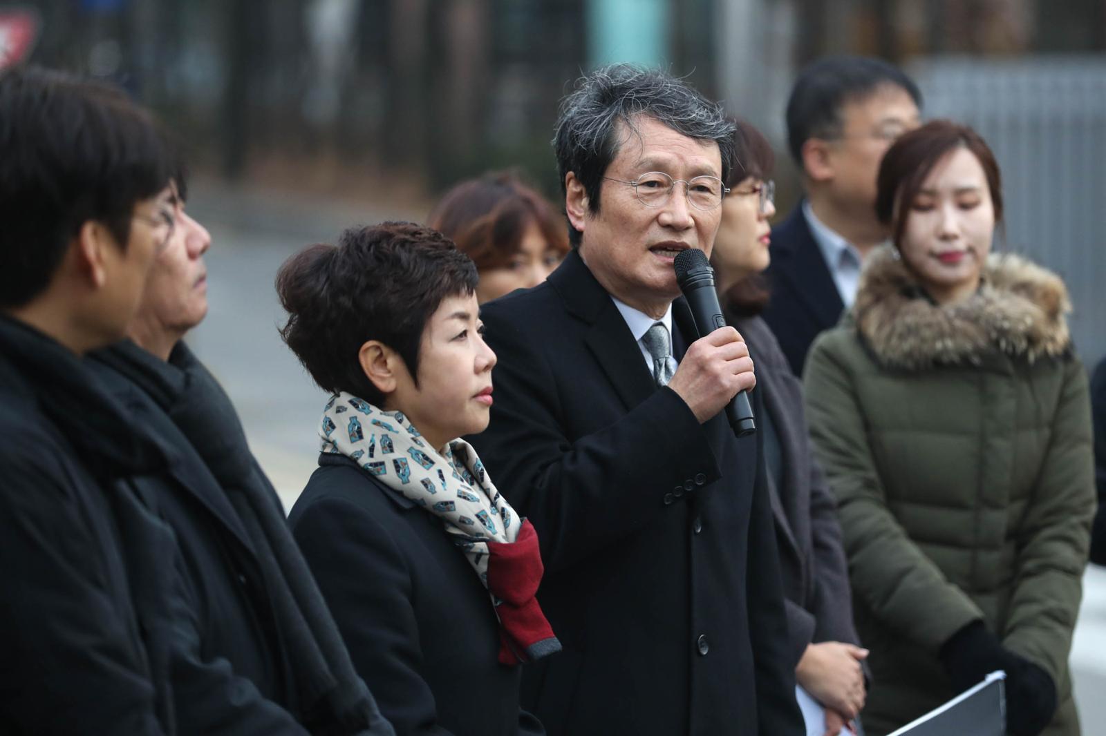 2017년 11월 28일 오전 서울 서초구 서울중앙지방법원 앞에서 열린 MB정부 문화예술계 블랙리스트 국가배상 기자회견에서 영화배우 문성근씨가 발언을 하고 있다.  2017.11.28/뉴스1