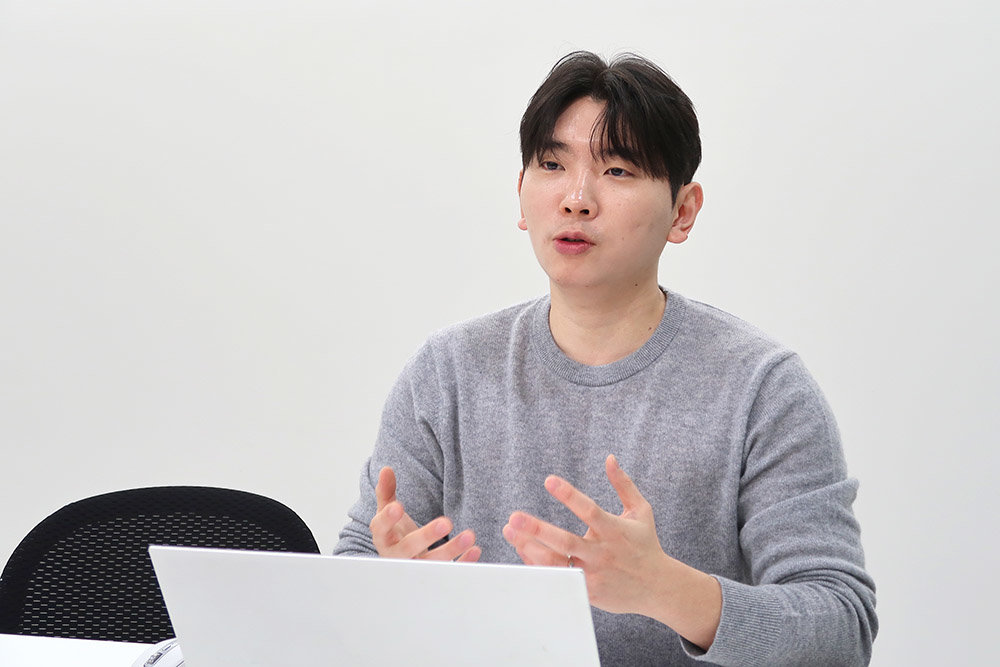 RoV와 신시비전에 대해 설명하는 김은호 대표 / 출처=IT동아