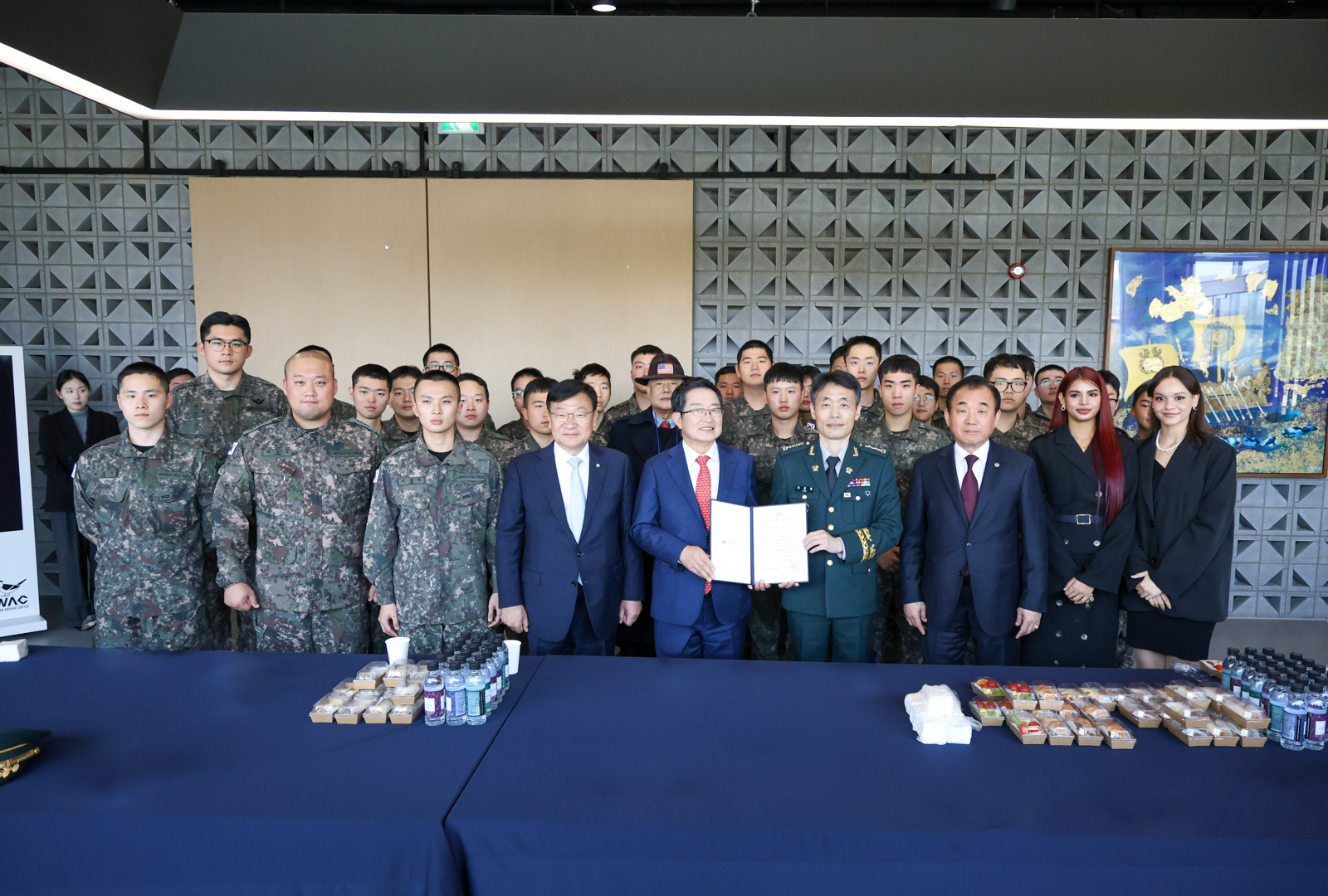 6일 오후 전쟁기념관에서 열린 11월 호국인물 이대용 육군 준장 현양행사에서 주요 귀빈이 기념사진을 찍고있다. 왼쪽 세번째부터 정점식 국회의원, 백승주 전쟁기념사업회장, 육군 제6사단 이경필 부사단장, 기덕영 황해도지사, 블랙스완 스리야, 블랙스완 앤비