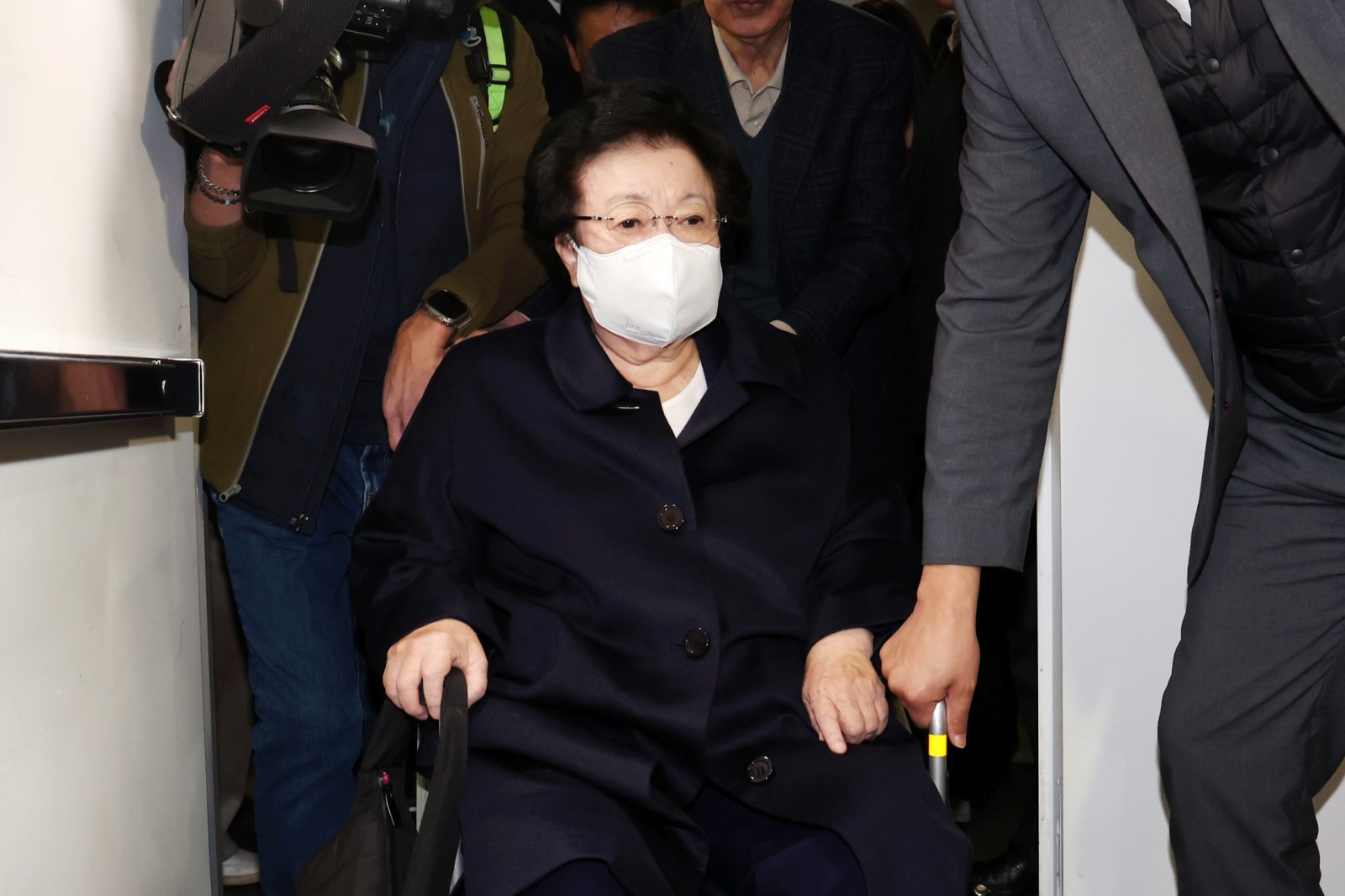 금거북이 등 금품을 건네고 인사를 청탁했다는 의혹을 받는 이배용 전 국가교육위원장이 6일 오전 서울 종로구 KT광화문빌딩 웨스트에 마련된 김건희 여사 관련 의혹을 수사하는 민중기 특별검사 사무실에 참고인 신분으로 출석하고 있다. 2025.11.06. [서울=뉴시스]