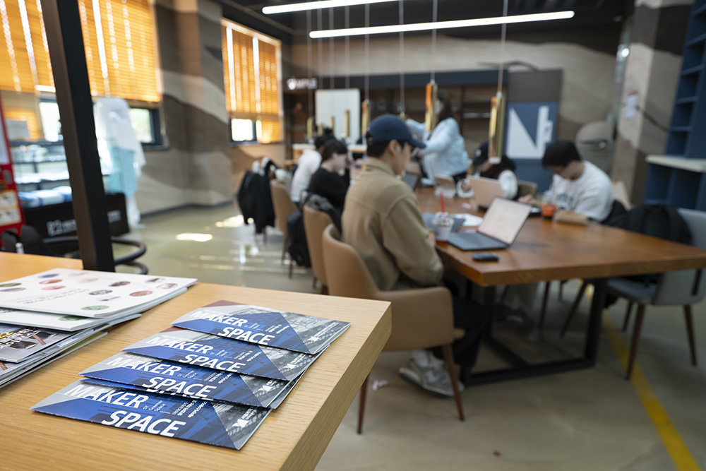 많은 시제품 제작 지원이 중소기업 및 디자인 기업, 특허 등에 몰려있다. 지원을 받기 어렵다면 근처의 메이커스페이스를 찾아가 보는 게 우선이다 / 출처=IT동아