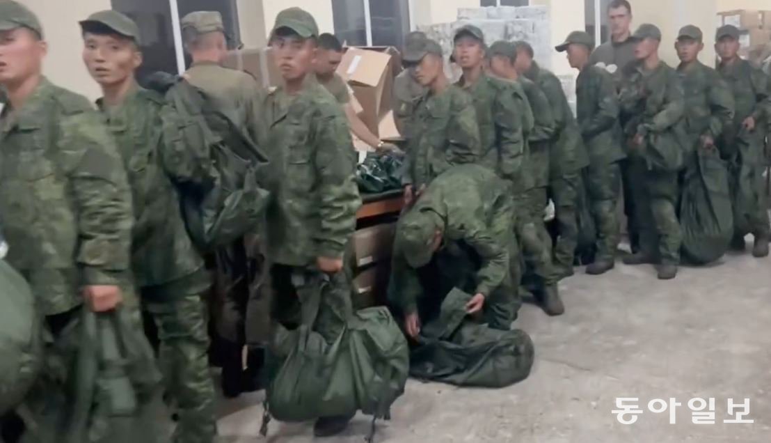 지난해 러시아에 도착해 러시아군 보급품을 받는 북한 특수작전군 병사들. 평균 키가 작고, 광대가 두드러진 삐쩍 마른 모습이다. 동아일보 DB