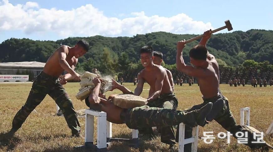 방탄복이 없으니, 배 근육을 키워야 하는 걸까. 김정은이 참관하는 행사 때마다 배에 올려놓은 돌을 망치로 부수는 차력쇼가 빠지지 않고 등장한다. 동아일보 DB