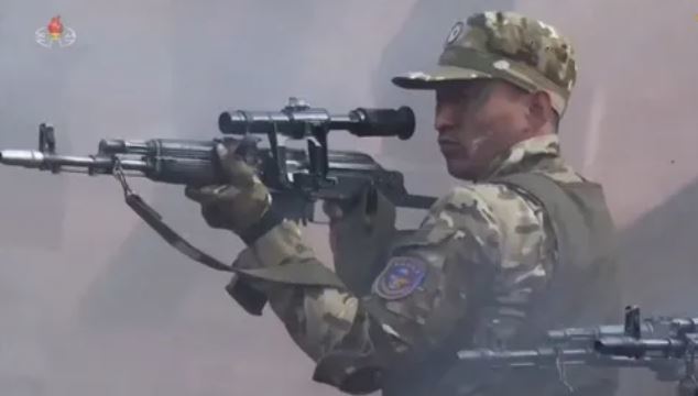 지난해 3월 진행된 항공육전병 공격 훈련. 근거리 돌격 상황에서 느닷없이 등장한 저격수용 조준경도 의아하지만, 부착된 조준경조차 총구를 보고 있다. 조선중앙TV 캡처