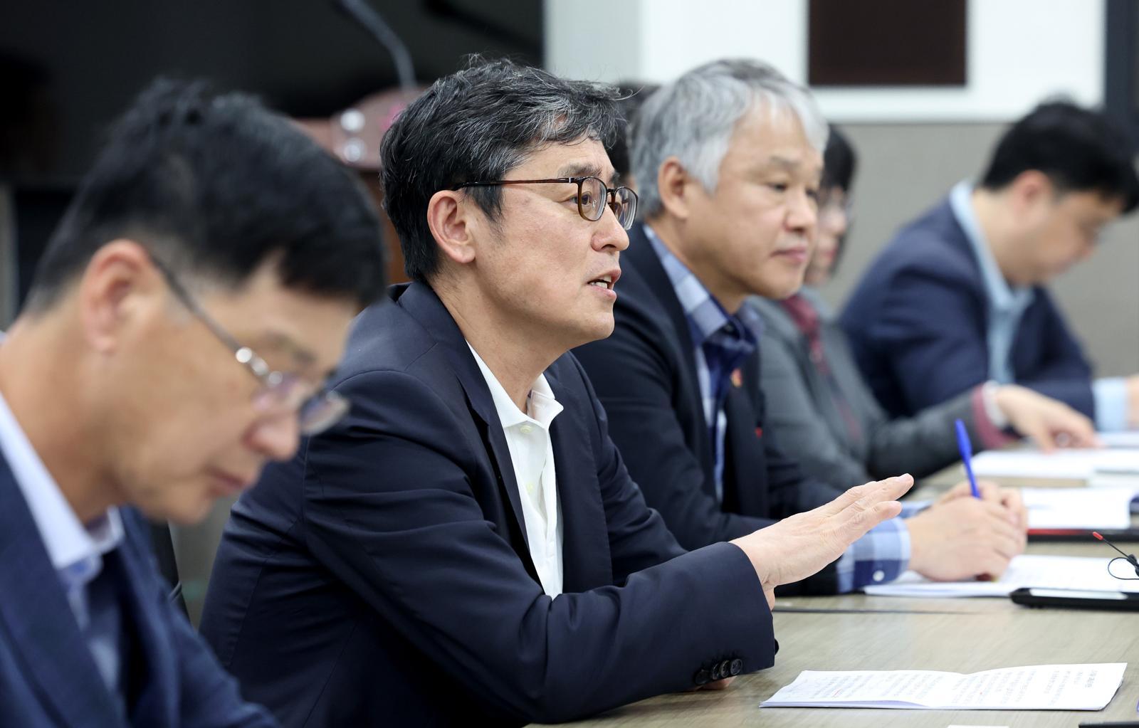 여장권 서울시 교통실장이 7일 서울 중구 서울시청에서 열린 버스 준공영제 운영 시·도 통상임금 관련 공동 대책 회의에서 발언하고 있다. (출처=뉴시스)