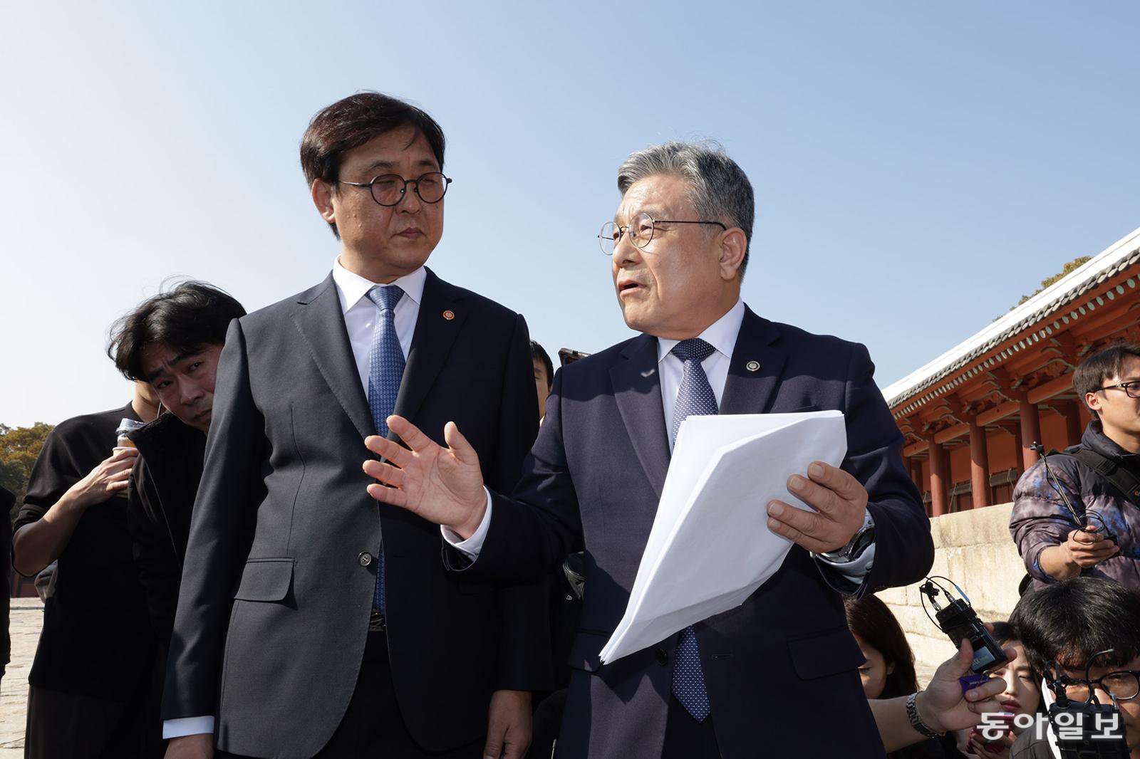 7일 오후 서울 종묘 앞에서 최휘영 문화체육관광부 장관(왼쪽)과 허민 국가유산청장이 서울시의 종묘 앞 개발에 대한 입장을 밝히고 있다. 서울시는 최근 세운4구역 재개발지구의 높이 규제를 완화했다. 변영욱 기자 cut@donga.com