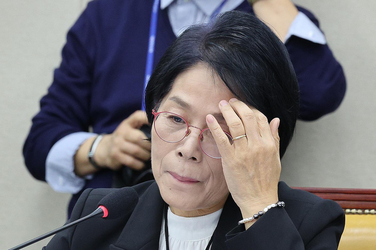 최민희 위원장이 30일 서울 여의도 국회 과학기술정보방송통신위원회에서 열린 국정감사 종합감사에서 생각에 잠겨 있다. 2025.10.30/뉴스1