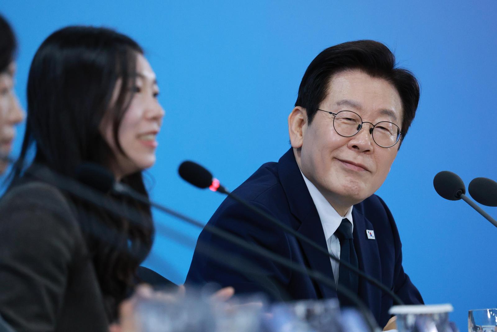 이재명 대통령이 7일 대전 유성구 국립중앙과학관에서 열린 다시 과학기술인을 꿈꾸는 대한민국 국민보고회에서 참석자의 발언을 듣고 있다. 2025.11.07. 뉴시스