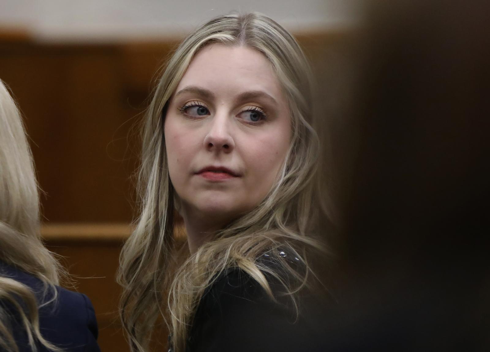 2023년 1월 6살 제자에게 총을 맞은 리치넥 초등학교 전 교사 애비게일 주어너가 10월 30일(현지시간) 버지니아주 법정에서 재판 시작을 기다리고 있다. 사진=게티이미지