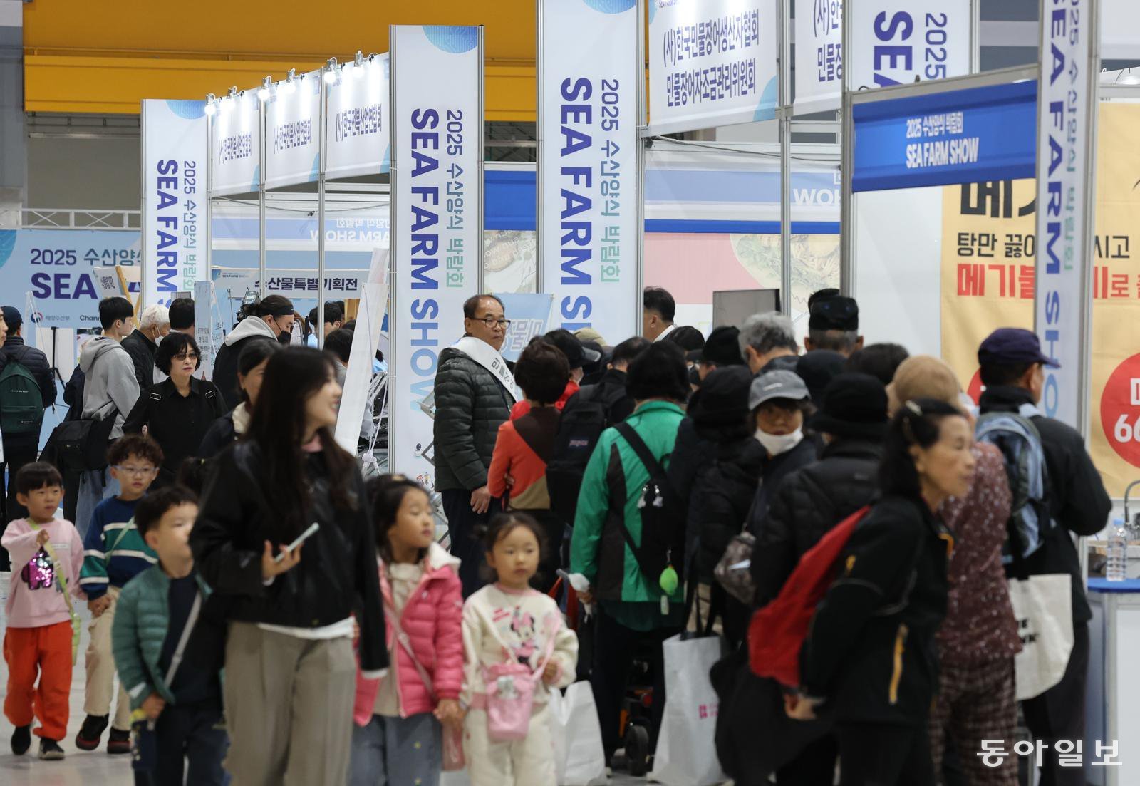 7일 오전 서울 서초구 aT센터에서 열린 ‘2025 Sea Farm Show’에서 관람객들이 다양한 수산물 제품을 둘러보며 시식 행사에 참여하고 있다. 
이한결 기자 always@donga.com