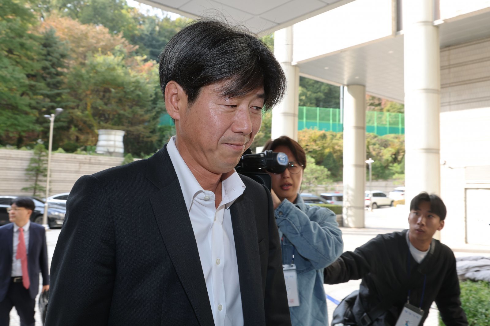 대장동 개발 비리 의혹 사건에 연루돼 특정경제범죄 가중처벌법상 배임 등 혐의로 기소된 남욱 변호사가 31일 서울 서초구 서울중앙지방법원에서 열린 1심 선고공판에 출석하고 있다. 2025.10.31/뉴스1