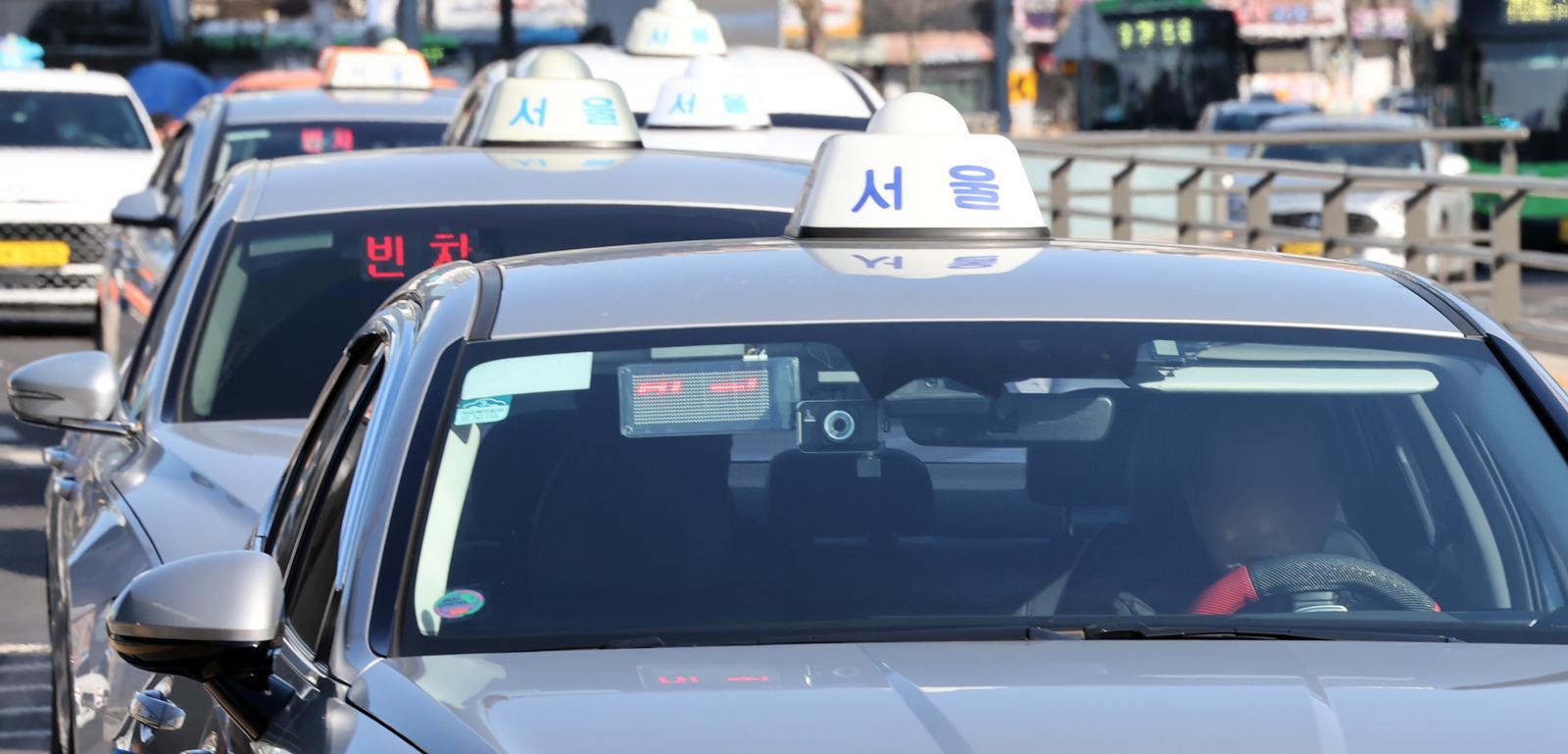 서울시가 259억을 투입해 운영 중인 ‘장애인 바우처 택시’에서 일부 택시 기사들이 장애인 이용객을 향해 욕설과 인신 공격을 내뱉어 논란이 일고 있다. 사진은 서울역 택시승하차장의 모습. (출처=뉴스1)