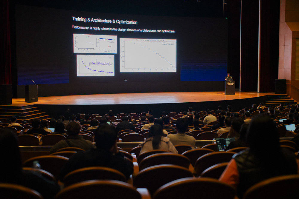 업계에서 선두를 달리고 있는 기업의 유명 개발자 및 AI 기술자 등이 연단에 서서 각자 사례를 발표했다 / 출처=IT동아