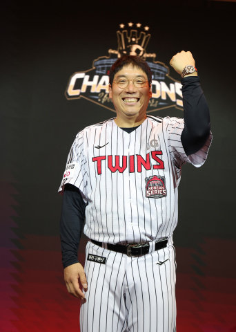 프로야구 한국시리즈 MVP 김현수가 6일 경기도 광주시 곤지암리조트에서 열린 LG트윈스 통합우승 기념행사에서 구광모 회장에게 받은 롤렉스 시계를 차고 활짝 웃고 있다. LG트윈스 제공