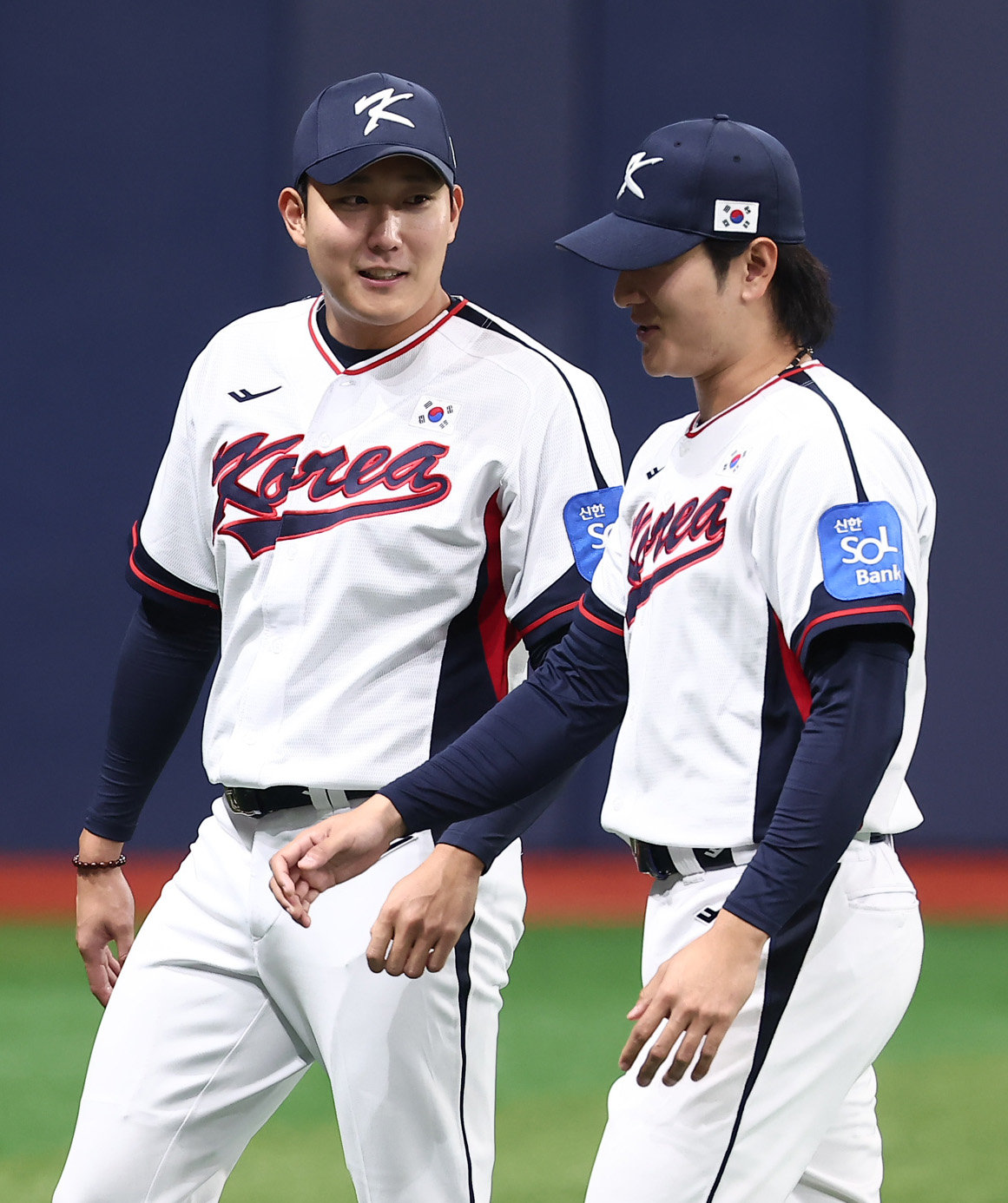 야구대표팀 손주영과 곽빈이 4일 서울 고척스카이돔에서 훈련을 하고 있다. 류지현 감독이 이끄는 대표팀은 오는 8,9일 체코에 이어 15,16일에 일본과의 평가전 경기를 치를 예정이다. 2025.11.4 뉴스1