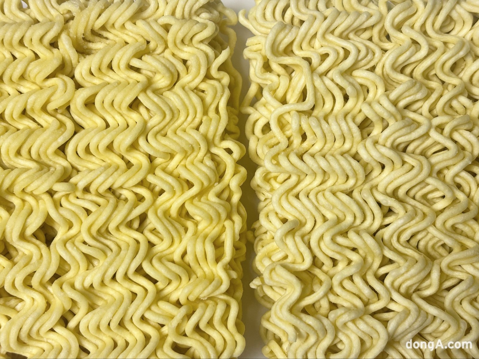 기존 삼양라면(사진 왼쪽)과 새로 출시된 삼양1963. 황소영 기자 fangso@donga.com