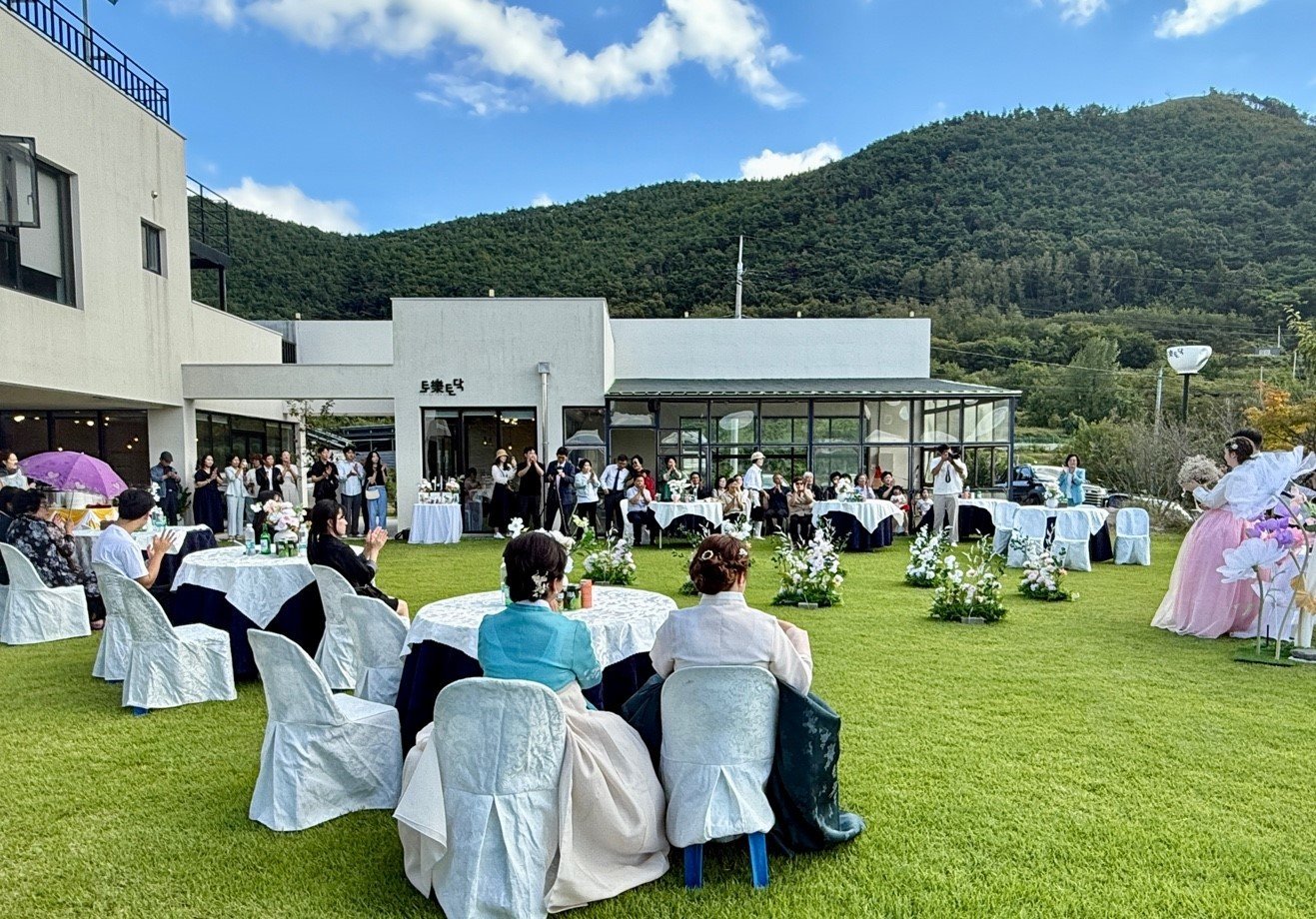 경북도가 ‘적은 비용으로 결혼하고 크게 행복한 결혼문화 확산’을 목표로 연 ‘나만의 작은 결혼식’ 공모전에서 사례·장소 분야 31건의 수상작을 선정했다.ⓒ News1