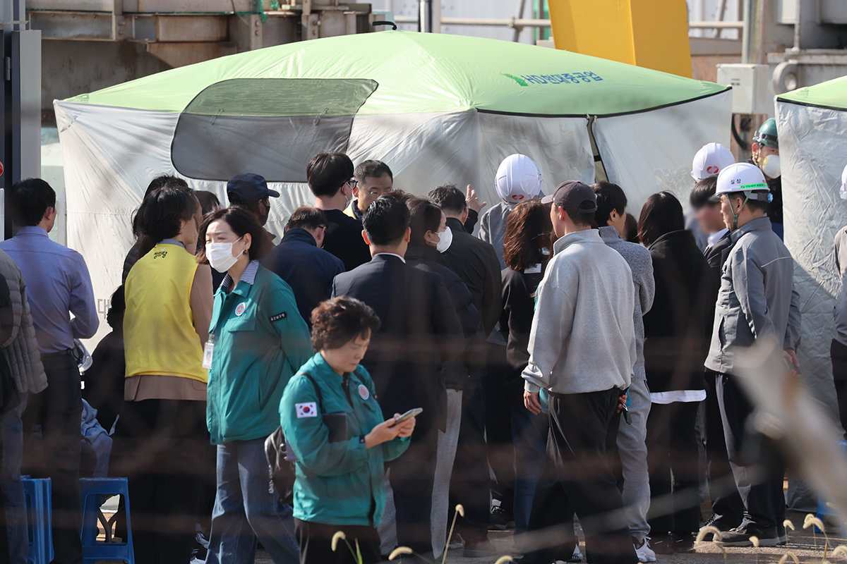7일 오후 울산 남구 동서발전 울산화력발전소 보일러 타워 붕괴현장에서 유가족들이 발전소 관계자들에게 항의하고 있다. 2025.11.7/뉴스1