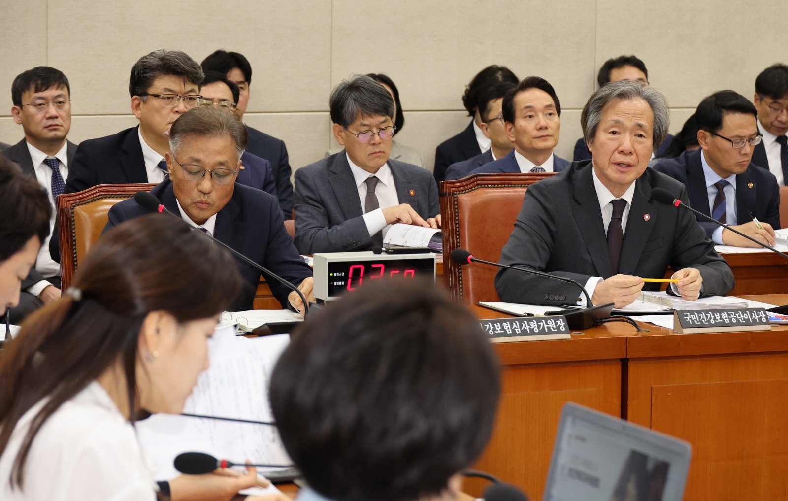 정기석 국민건강보험공단 이사장이 17일 서울 여의도 국회에서 열린 보건복지위원회 국정감사에서 의원 질의에 답하고 있다. 2025.10.17. 서울=뉴시스