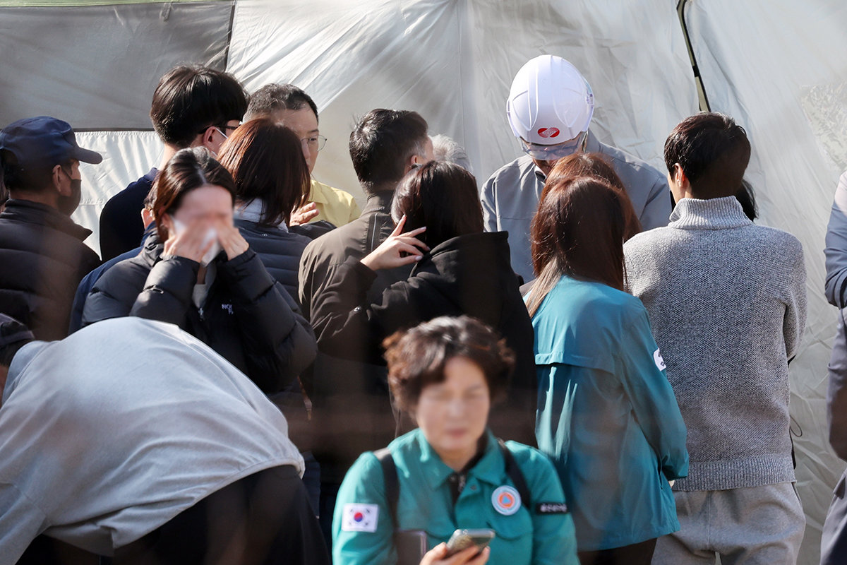 7일 오후 울산 남구 동서발전 울산화력발전소 보일러 타워 붕괴현장에서 유가족들이 발전소 관계자들에게 항의하고 있다. 2025.11.7/뉴스1