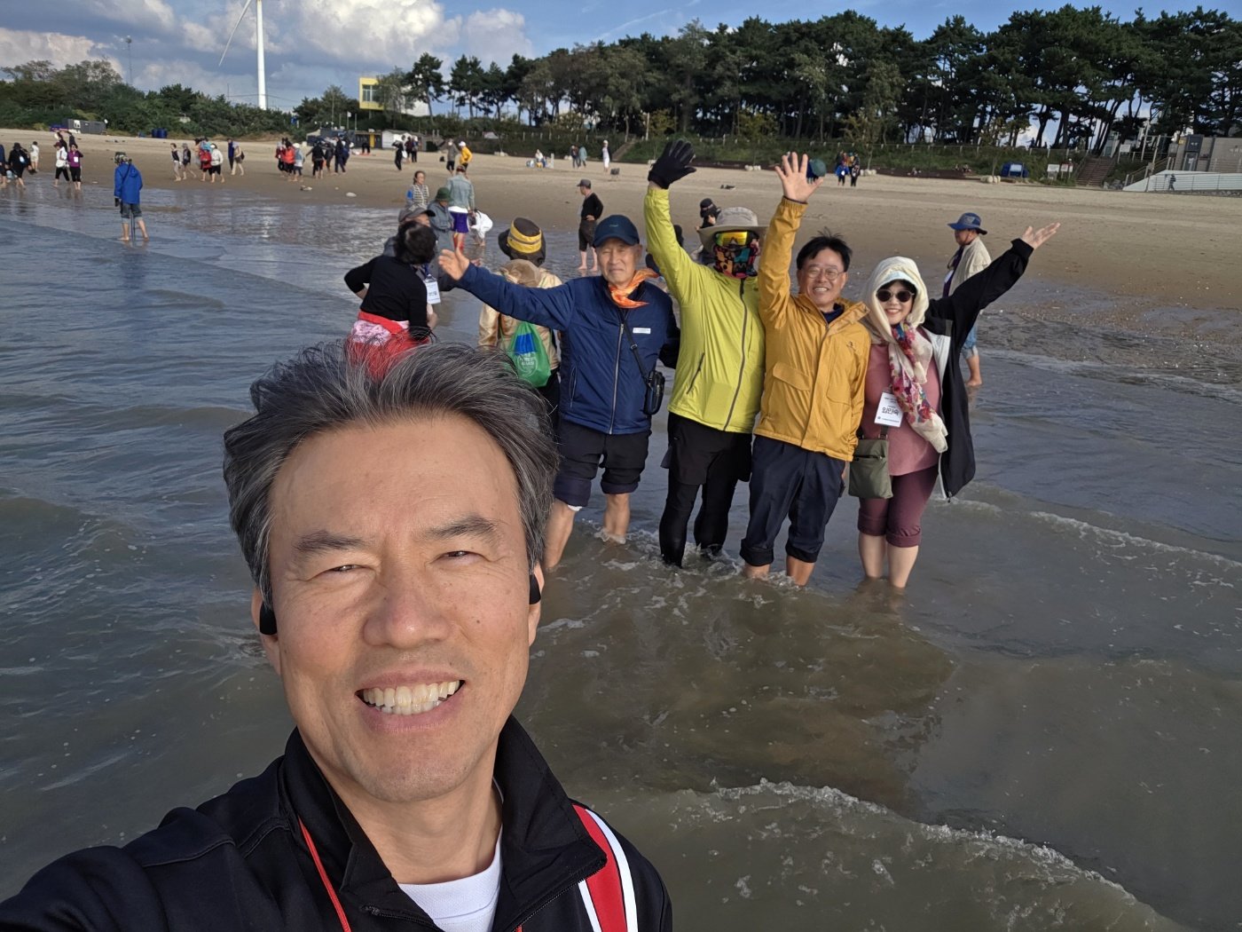 박경운 경감이 해변에서 맨발 걷기를 하다 지인들과 셀카를 찍었다. 박경운 경감 제공.