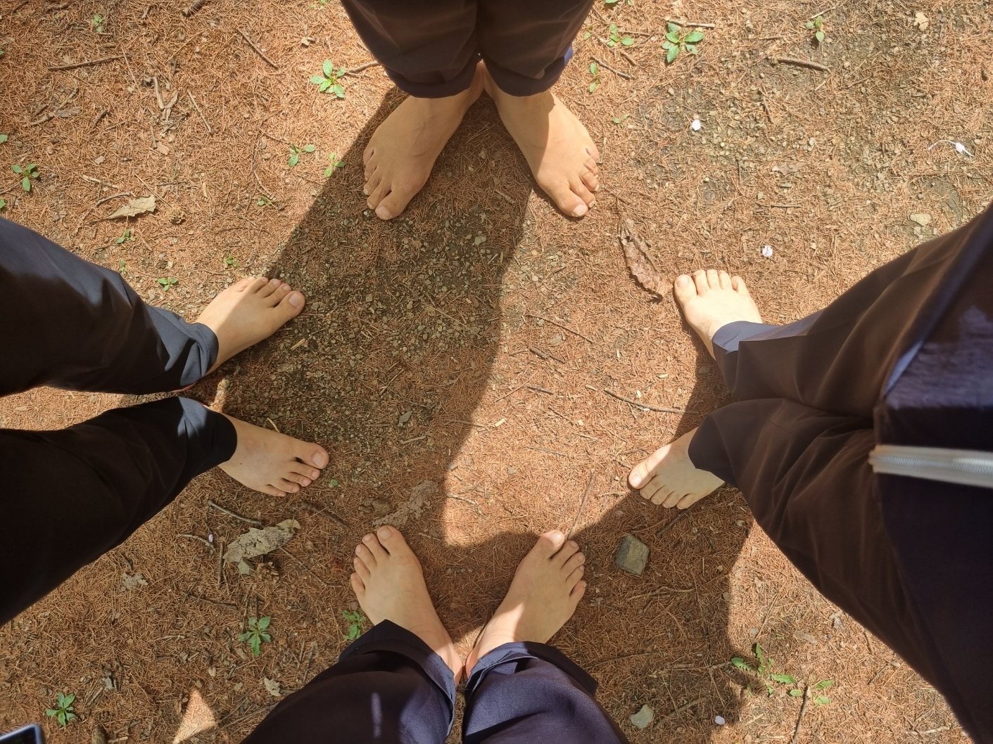 맨발 걷기 하는 사람들의 발. 박경운 경감 제공.