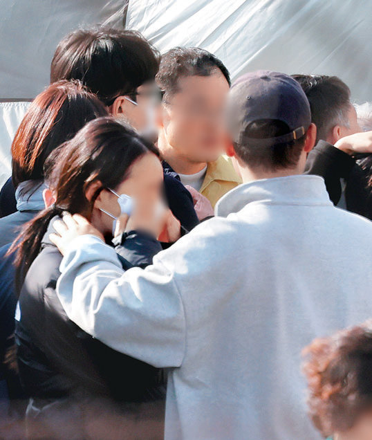 결혼식도 못 올린 아내는 주저앉았다… “밥 뭐 먹었냐는 연락이 마지막일줄”