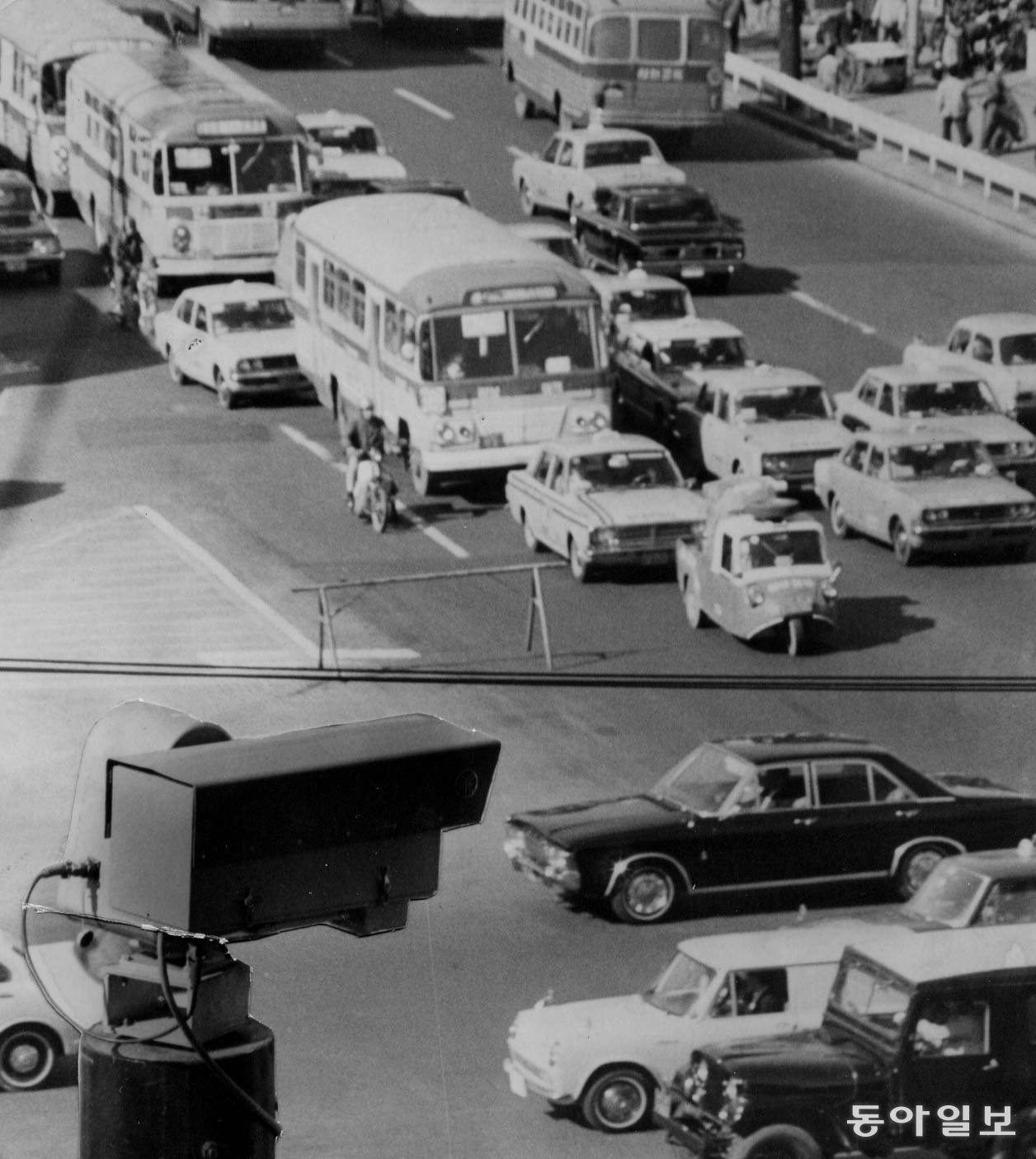 광화문 네거리에 설치된 CCTV.  1971년 10월 27일.  동아일보 DB