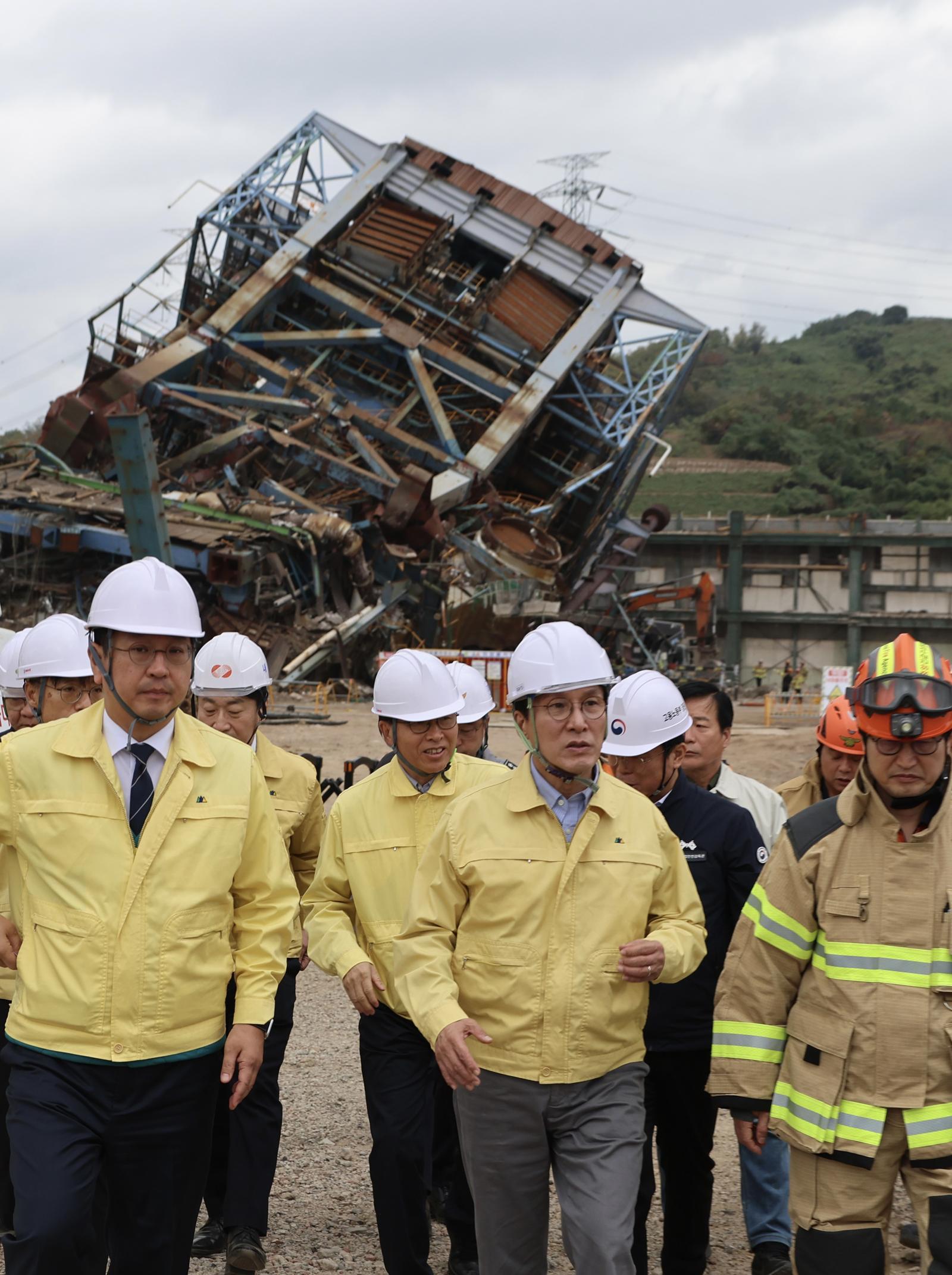 김민석 국무총리가 8일 울산 남구 한국동서발전 울산화력발전소 보일러 타워 붕괴현장을 찾아 둘러보고 있다. 총리실 제공