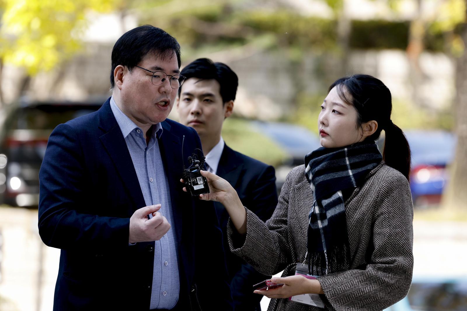 대장동 개발 비리 의혹으로 재판에 넘겨진 유동규 전 성남도시개발공사 본부장이 지난달 31일 서울 서초구 중앙지법에서 열린 1심 선고공판에 출석하며 입장을 밝히고 있다. 뉴시스