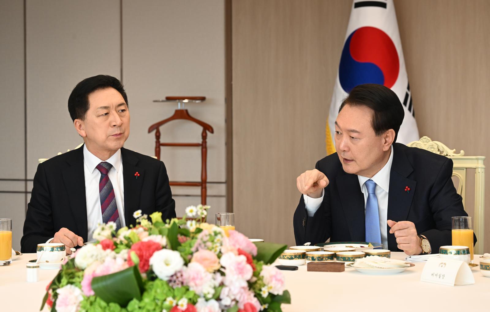 2023년 12월 5일 당시 윤석열 대통령이 국민의힘 김기현 대표 등 지도부와 비공개 오찬을 하고 있다. 국민의힘 제공