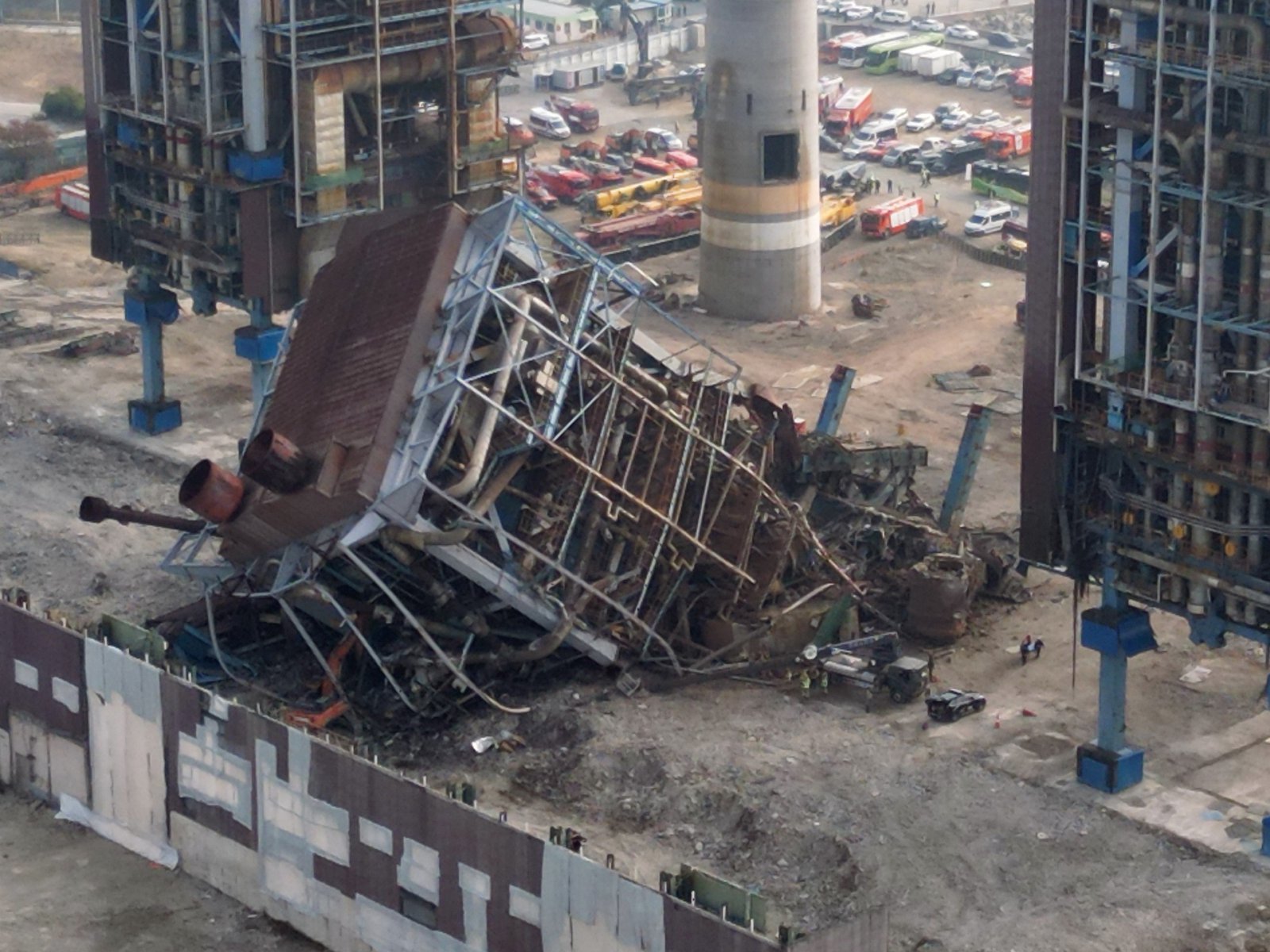 7일 울산 남구 동서발전 울산화력발전소 보일러 타워 붕괴현장에서 소방대원들이 매몰자 수색 및 구조작업을 벌이고 있다. 2025.11.7 뉴스1