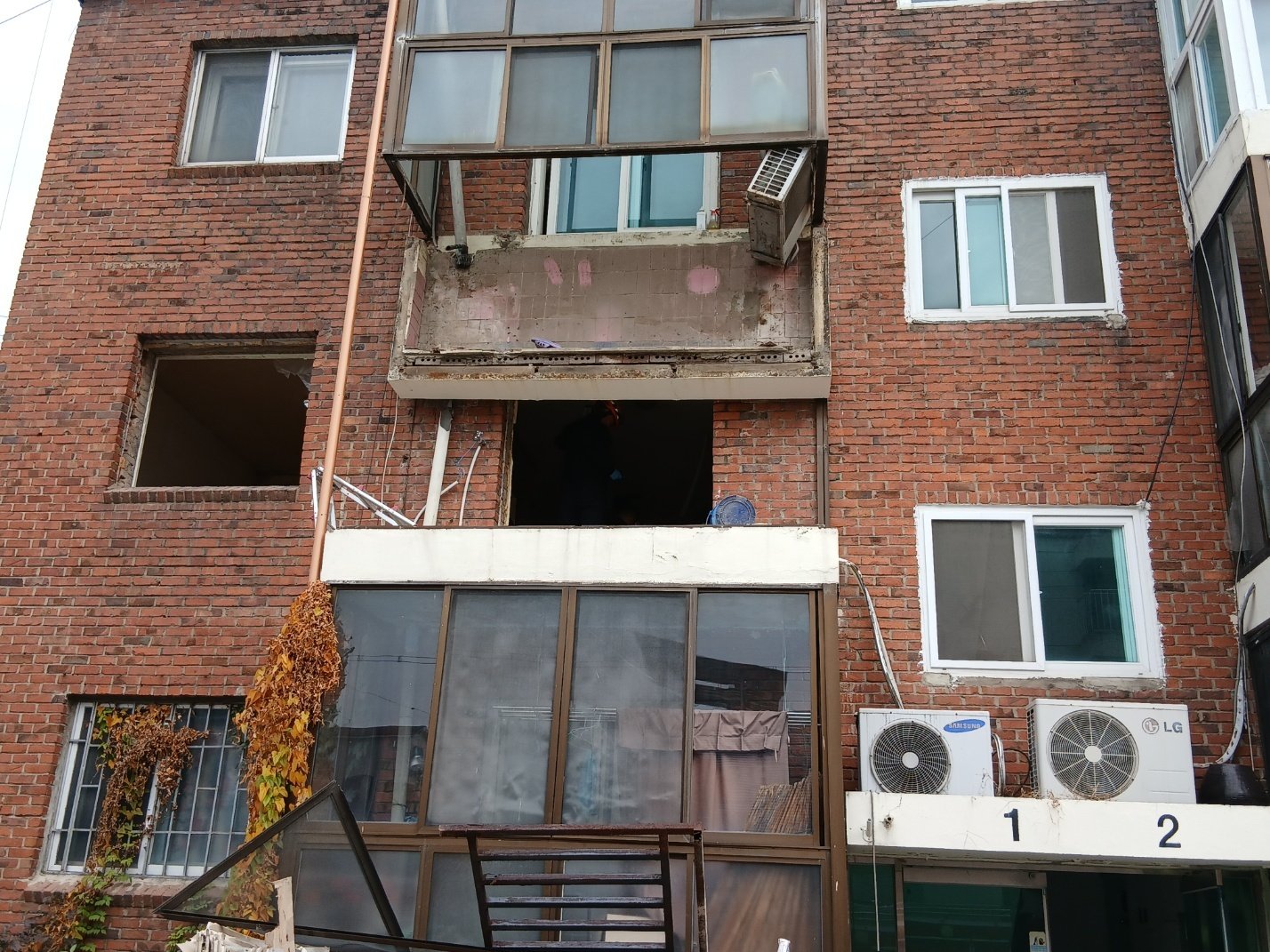 8일 전북소방본부와 덕진경찰서 등에 따르면 이날 낮 12시49분께 전주시 덕진구의 한 빌라에서 50대 A 씨가 낙하물에 머리를 맞는 사고가 났다. 전북소방 제공