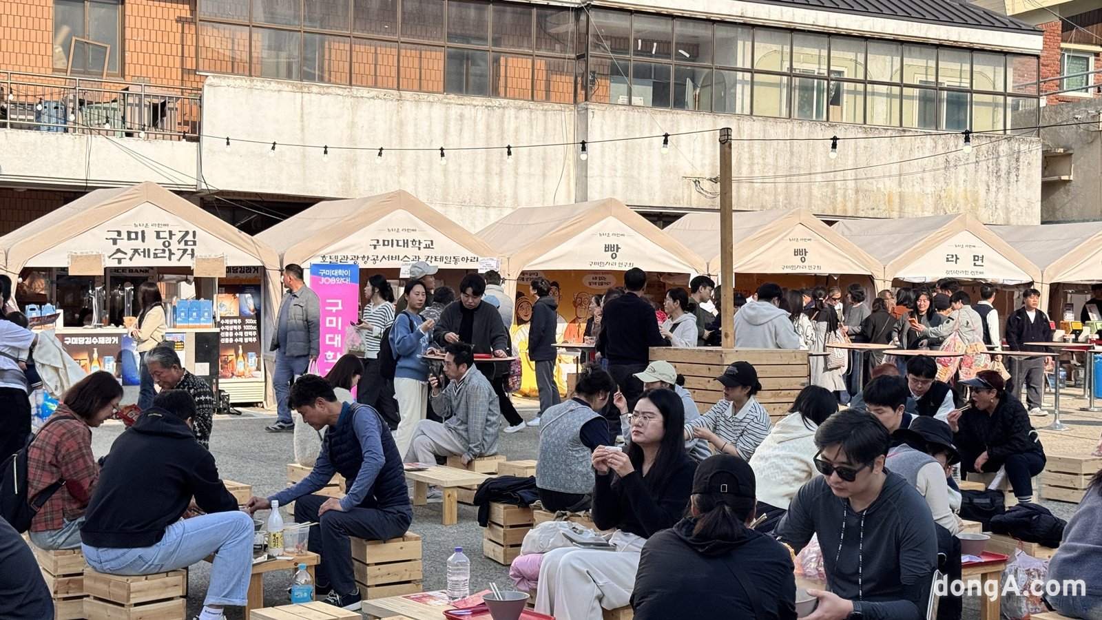 구미라면축제에선 구미지역 전통주인 ‘선산 막걸리’나 수제맥주 ‘구미당김’ 등 주류도 즐길 수 있다. 구미대학교 호텔관광항공서비스과 칵테일동아리 학생들은 칵테일을 제조해 판매하기도 했다. 윤우열 기자 cloudancer@donga.com