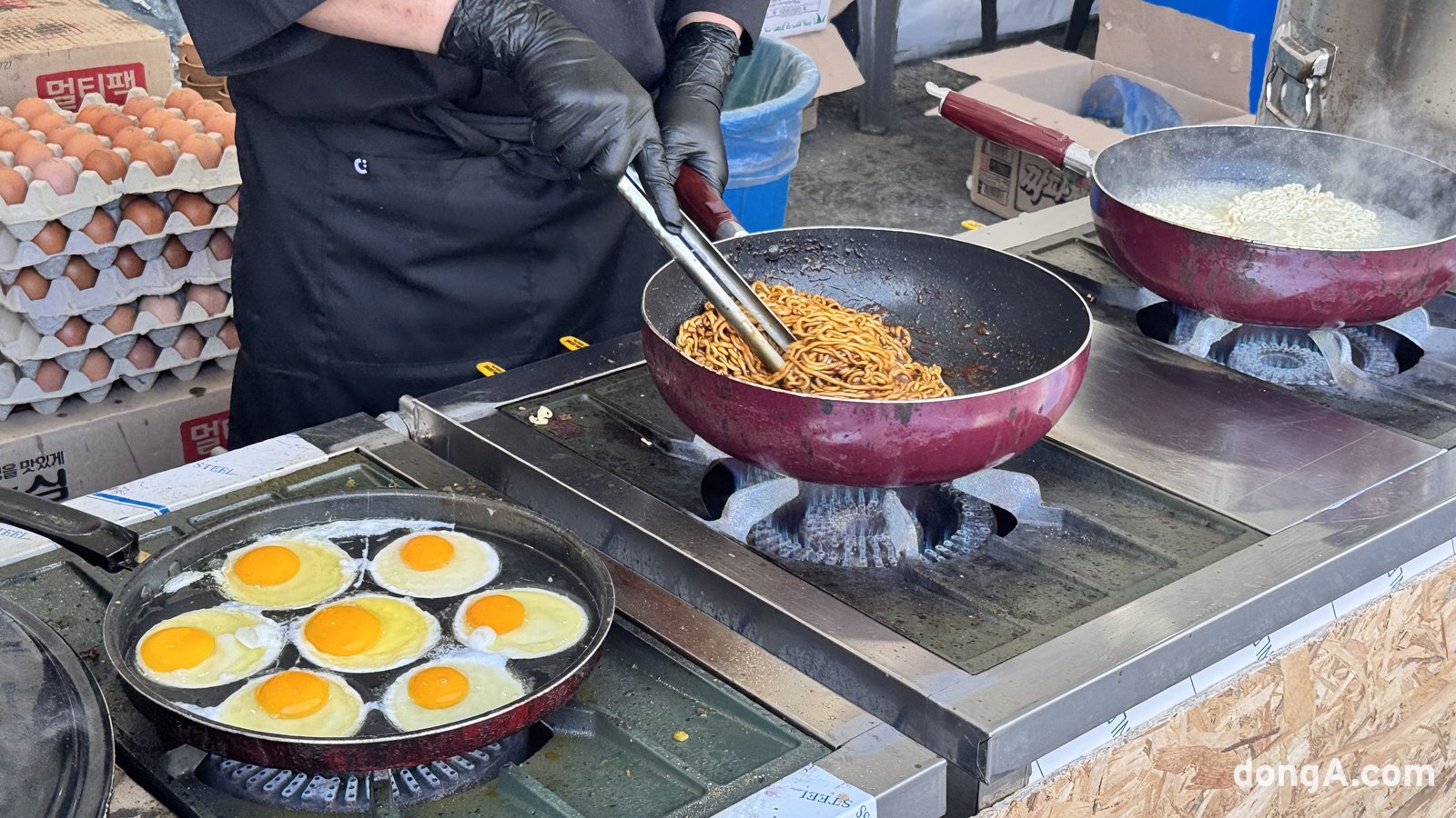 2025 구미라면축제 현장에서 ‘꿀배LA갈비짜장라면’을 조리 중인 모습. 윤우열 기자 cloudancer@donga.com