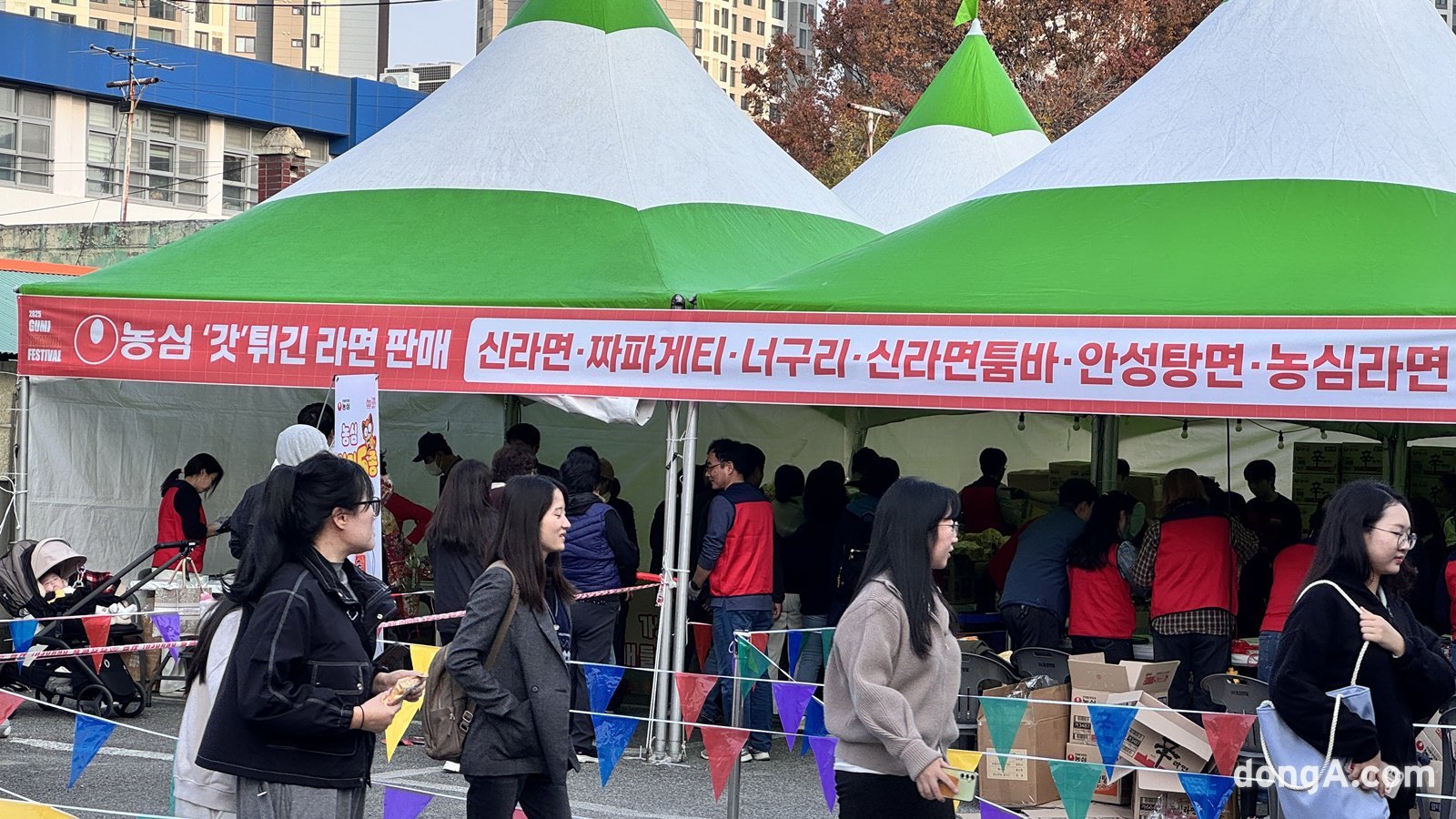 구미라면축제 방문객들이 갓 튀긴 라면을 사기 위해 대기 중인다. 윤우열 기자 cloudancer@donga.com