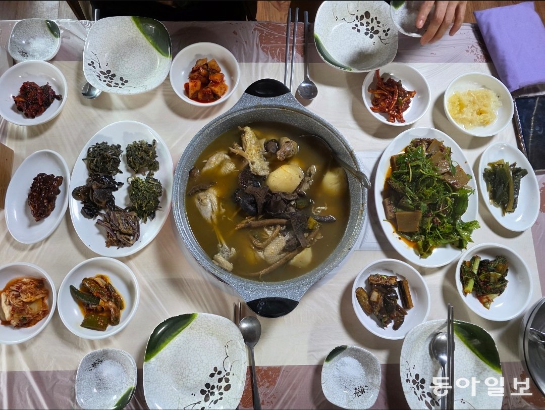 설악산 오색지구 ‘각두골’의 약초능이백숙. 전승훈 기자 raphy@donga.com