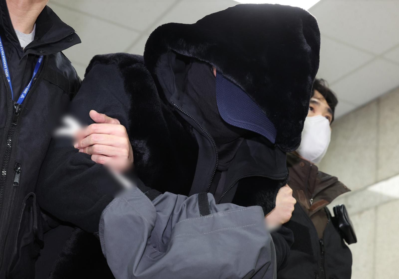 만취 상태에서 운전을 하다가 일본인 관광객 모녀를 치어 50대 어머니를 숨지게 한 30대 남성 서모씨가 5일 서올 서초구 서울중앙지방법원에서 열린 구속 전 피의자 심문(영장실질심사)에 출석하고 있다. 2025.11.05. 뉴시스